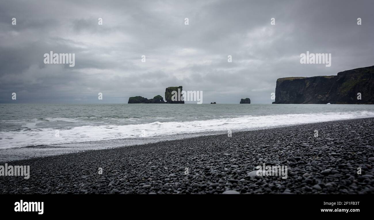 Le tempeste sulla spiaggia Kirkjufjara. Costa sud dell'Islanda, l'Europa. Foto Stock