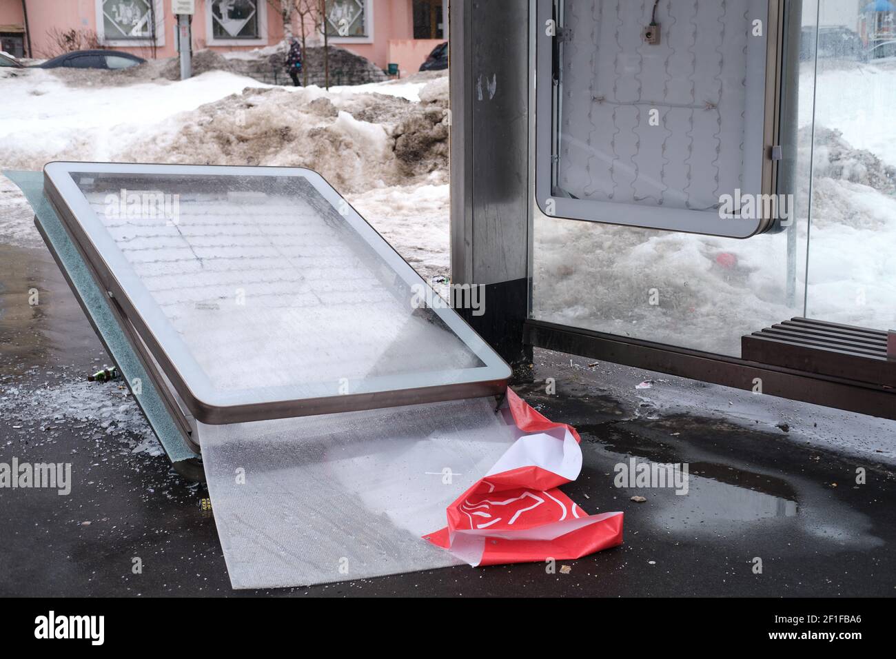 Il muro della fermata dell'autobus di vetro caduto in un giorno invernale - Mosca, Russia, 03 04 2021 Foto Stock