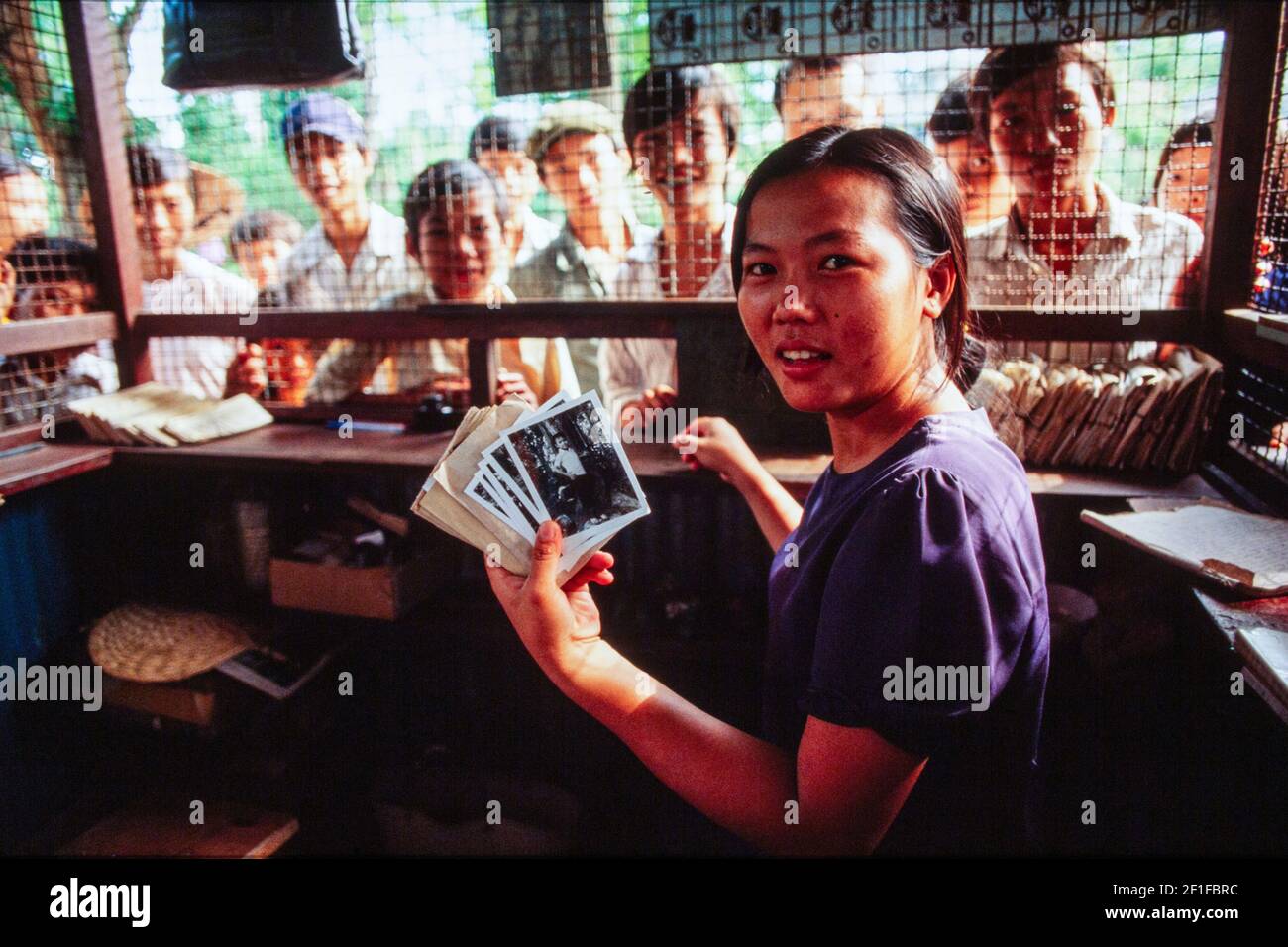 Uno stand di fotografo, con stampe completate da precedenti tiri, Hanoi, Nord Vietnam, giugno 1980 Foto Stock