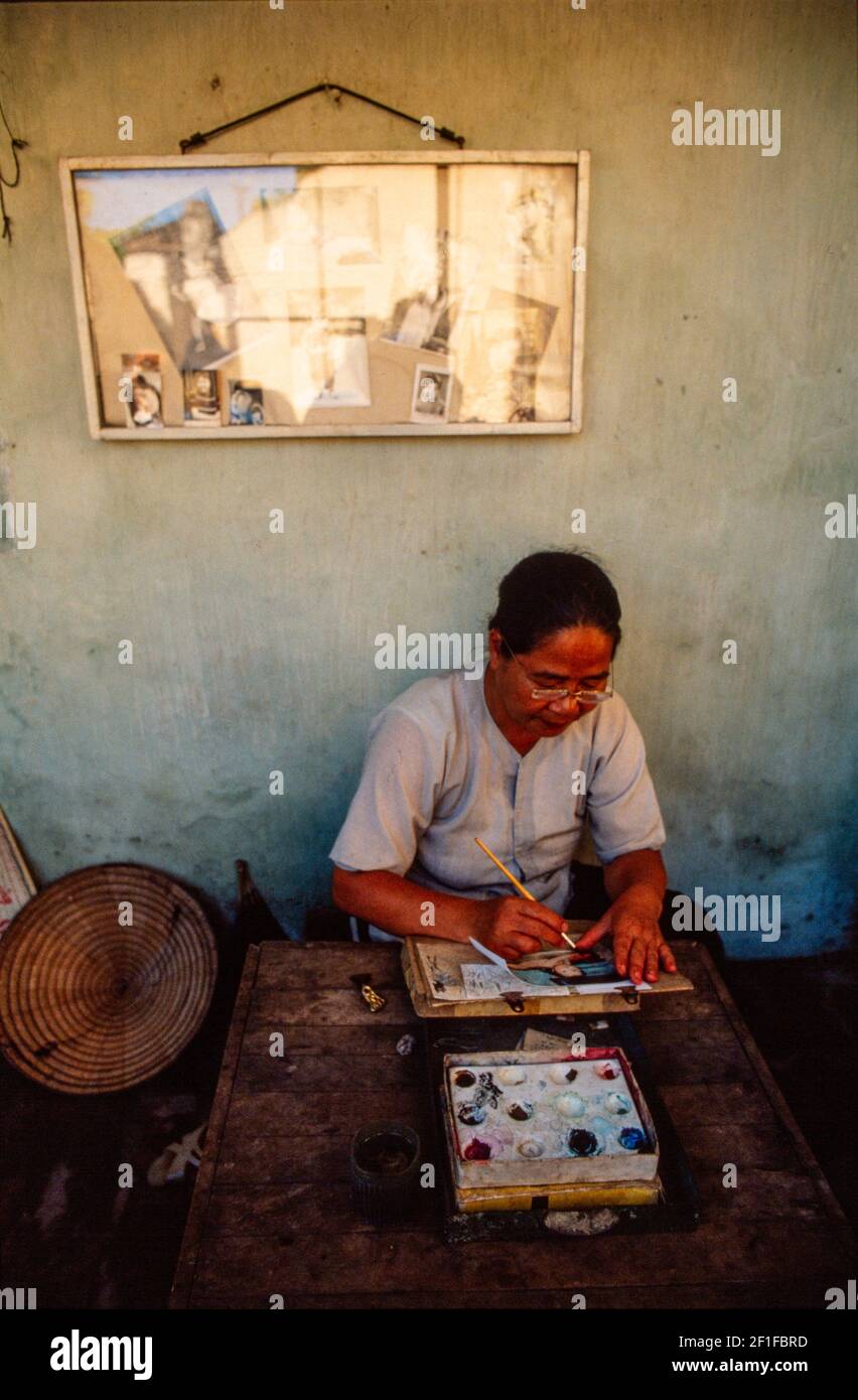 Le stampe in bianco e nero dei fotografi da colorare a mano, Hanoi, Vietnam del Nord, giugno 1980 Foto Stock