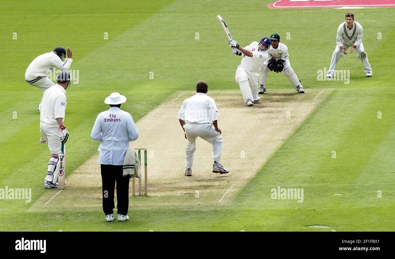 CRICKET 1ST TEST INGHILTERRA V ZIMBABWE AL LORDS MARK MACELLAIO COLPISCE SEI OFF PRICE MCGRATH ATTENDE. FOTO DAVID ASHDOWNCRICKET Foto Stock