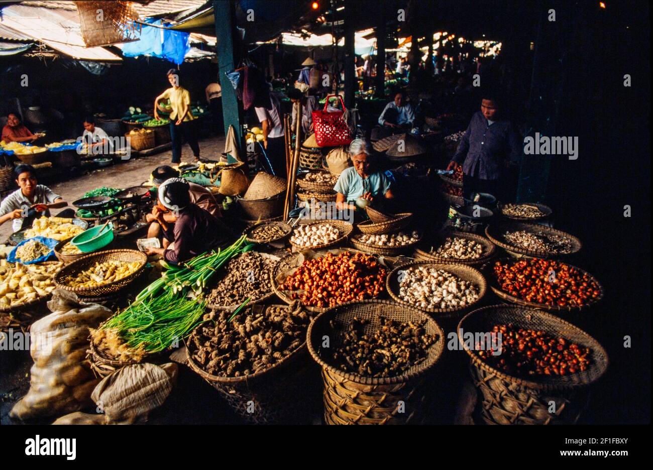 Bancarella di verdure e spezie nel mercato principale, Hanoi, Vietnam del Nord, giugno 1980 Foto Stock