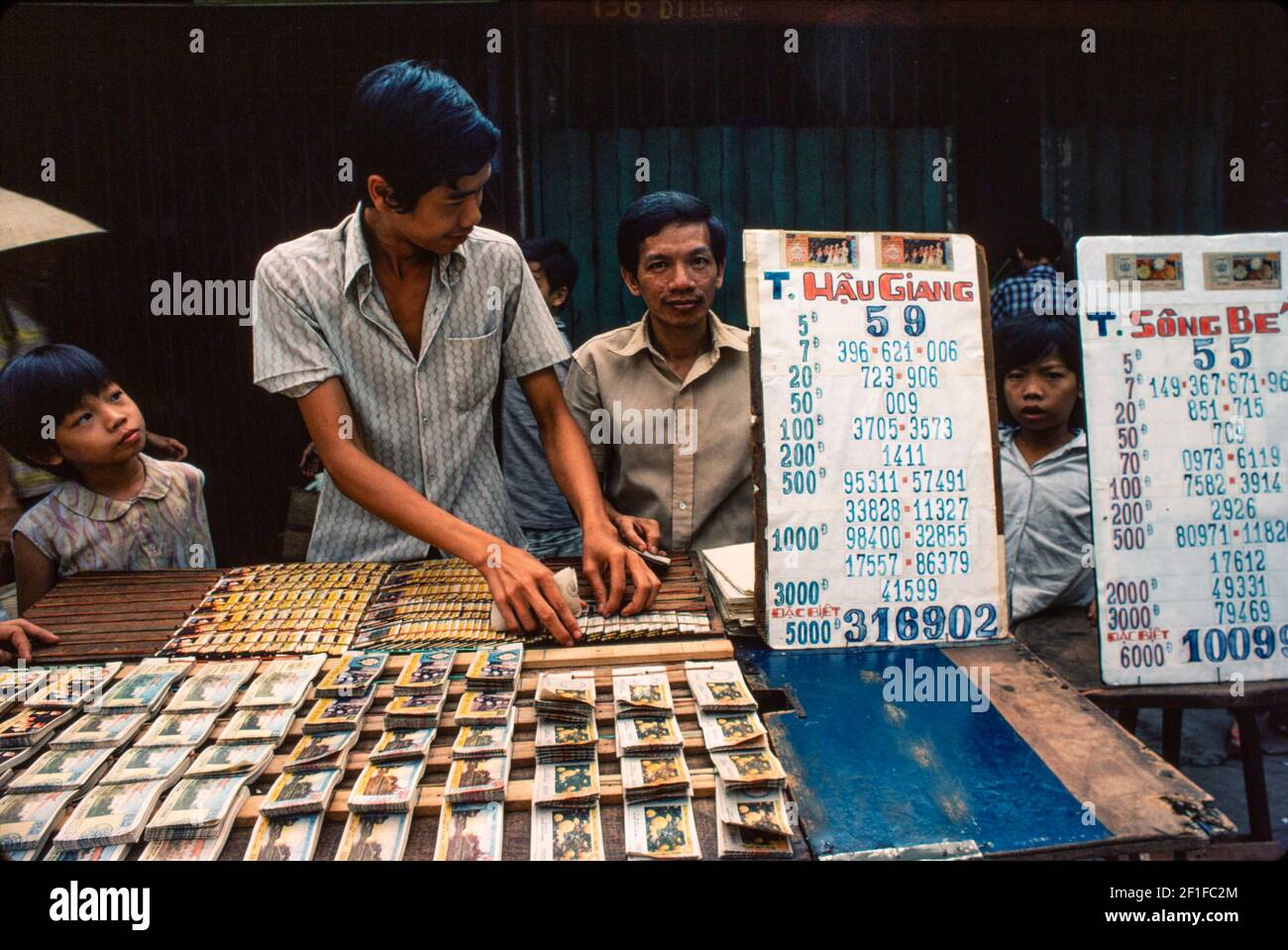Vendita di biglietti della lotteria statale, Hanoi, Vietnam del Nord, giugno 1980 Foto Stock