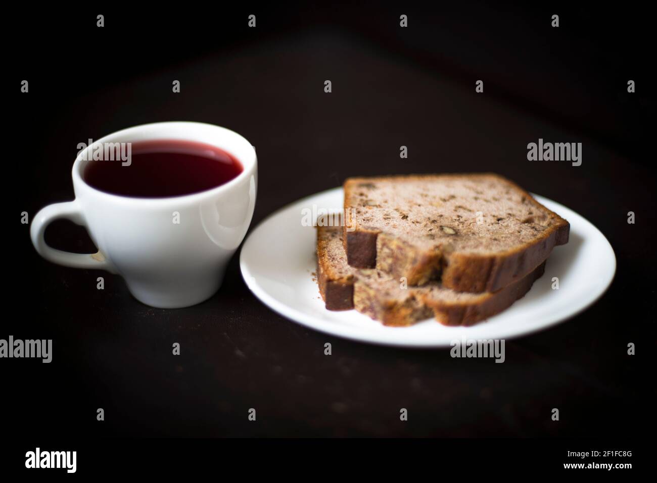 Una tazza di caffè e pezzi di torta Foto Stock