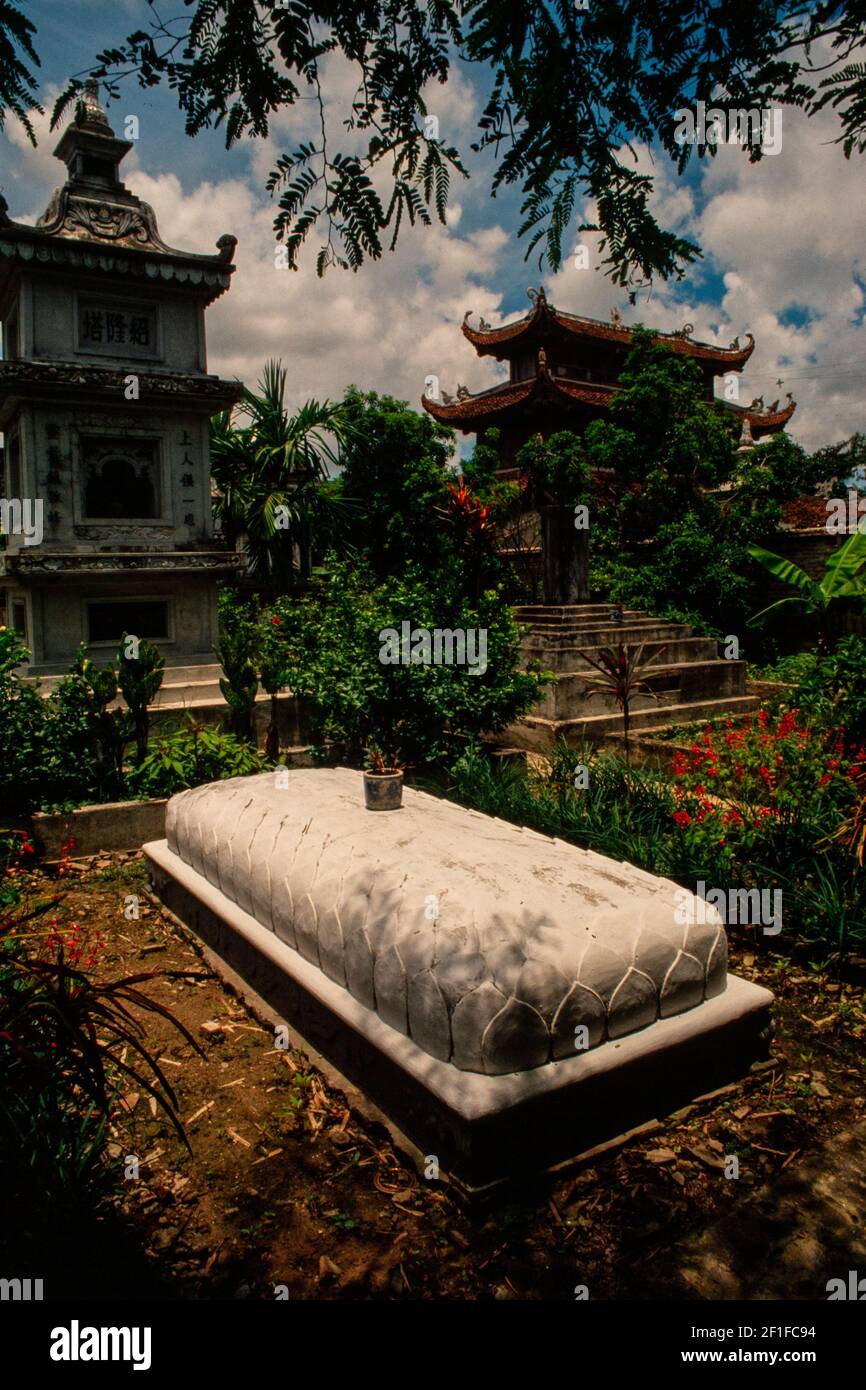 Una tomba di famiglia, in un cimitero, Hanoi, Vietnam del Nord, giugno 1980 Foto Stock