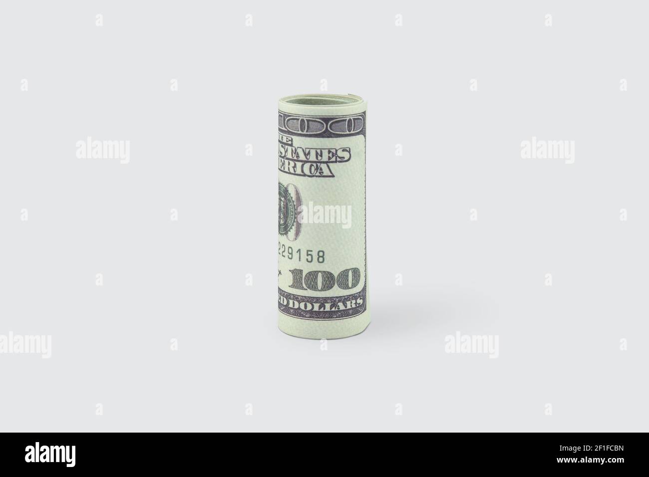 Closeup moneta di banconote dollaro isolato su sfondo bianco, finanza e risparmio, depositi e debito, economico e cambio, imposte e entrate, librerie Foto Stock