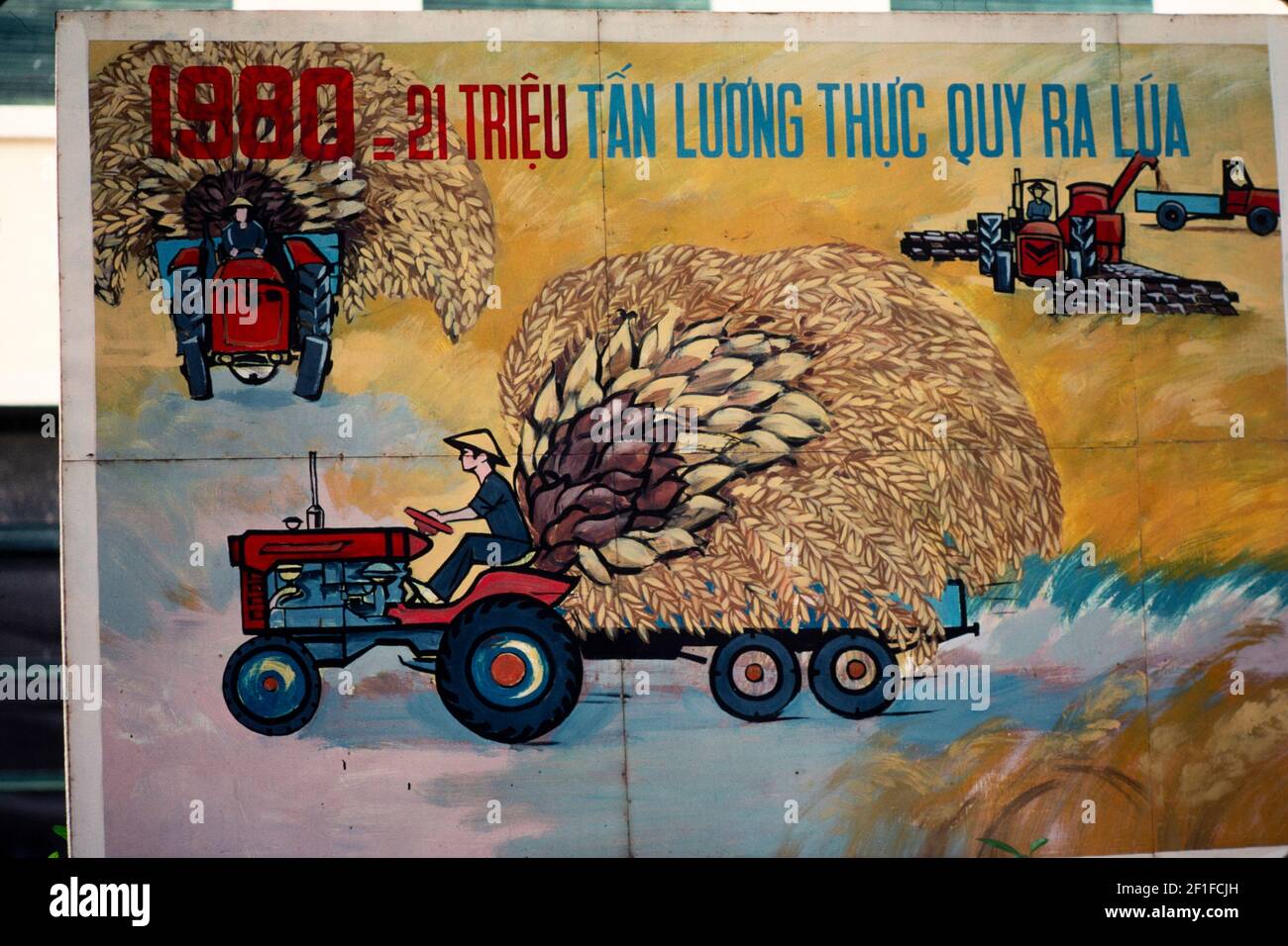 Affissioni di strada che incoraggiano la produzione di un raccolto di riso paraurti, Vietnam del Nord, giugno 1980 Foto Stock