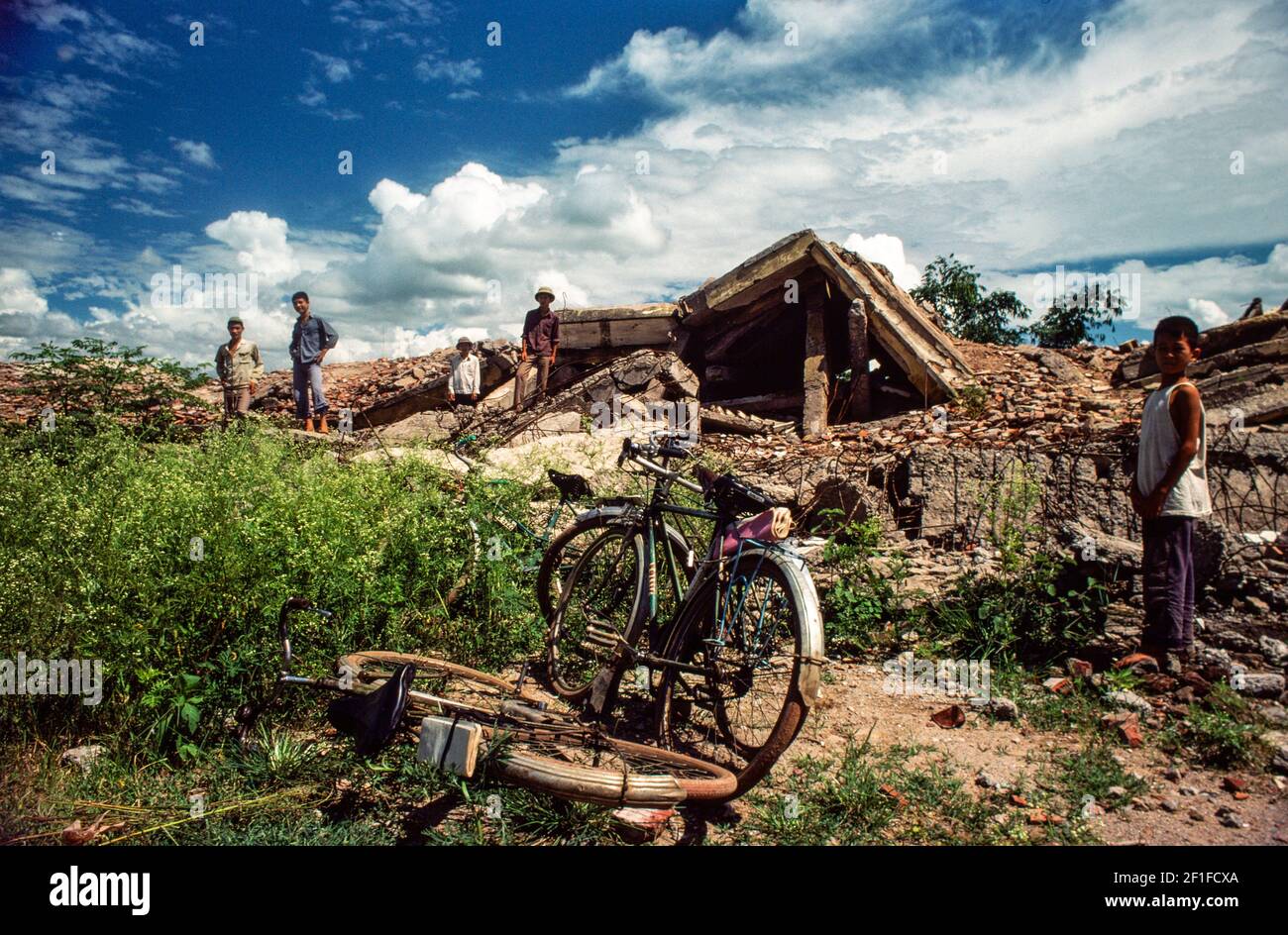 Edifici danneggiati durante l'invasione cinese del Vietnam del Nord, probabilmente a Lang Son l'anno precedente, il 1980 giugno Foto Stock