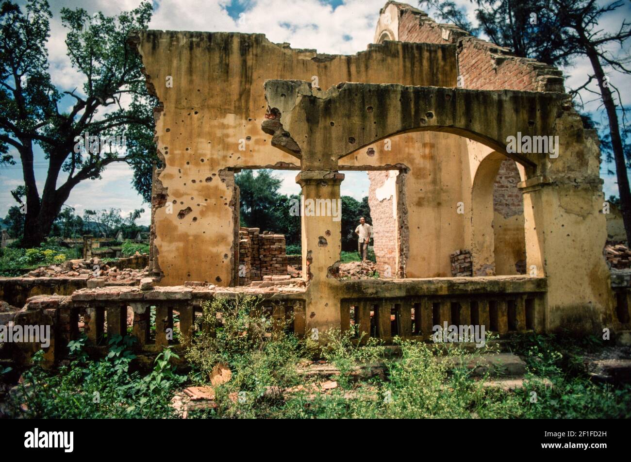 Edifici danneggiati durante l'invasione cinese del Vietnam del Nord, probabilmente a Lang Son l'anno precedente, il 1980 giugno Foto Stock