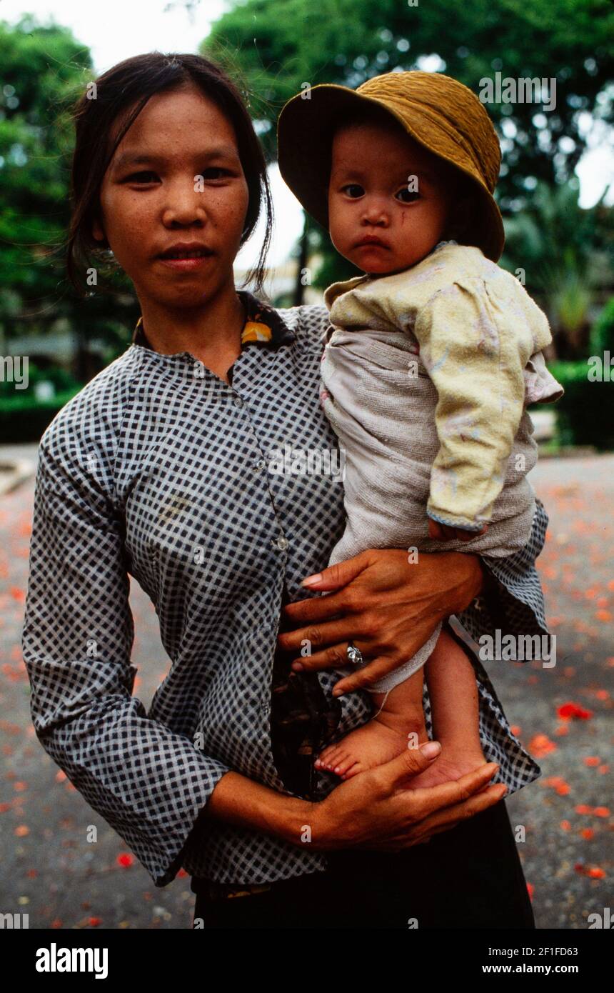 Una madre con il suo bambino nei terreni del Children's Hospital, Hanoi, Vietnam del Nord, giugno 1980 Foto Stock