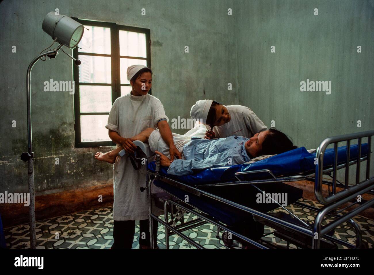 Una donna incinta che ha un check-up, Hanoi Hospital, Hanoi, Vietnam del Nord, giugno 1980 Foto Stock