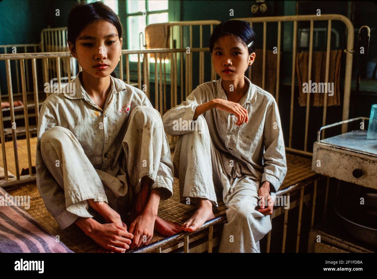 Bambini nel reparto di TBC all'ospedale di Hanoi, Hanoi, Vietnam del Nord, giugno 1980 Foto Stock