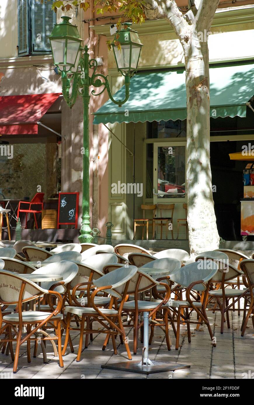 Sedie vuote fuori in un bar, caffè, ristorante Foto Stock