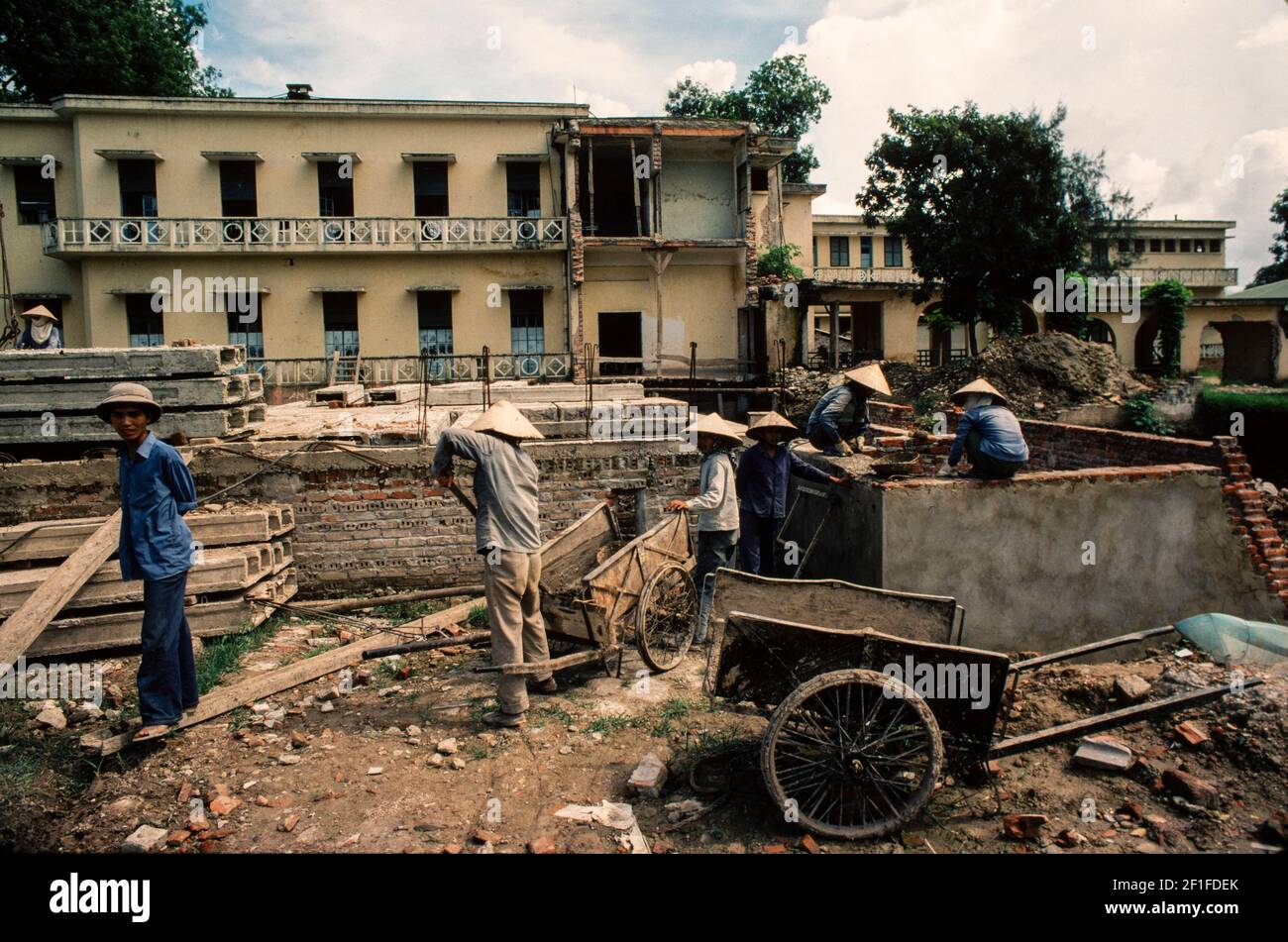 Danni da incursioni aeree statunitensi durante la guerra del Vietnam in corso di riparazione presso l'ospedale Hanoi, Hanoi, Vietnam del Nord, giugno 1980 Foto Stock