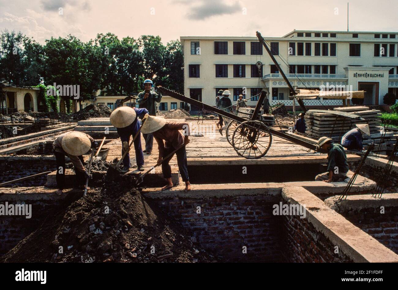 Danni da incursioni aeree statunitensi durante la guerra del Vietnam in corso di riparazione presso l'ospedale Hanoi, Hanoi, Vietnam del Nord, giugno 1980 Foto Stock