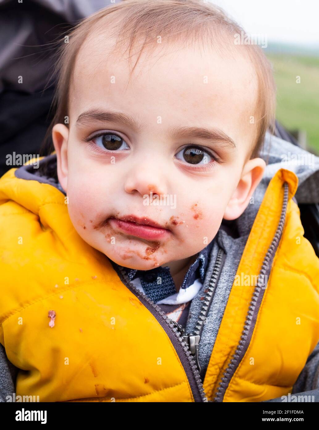 Bimbo giovane di 17 mesi con cioccolato il suo viso dopo aver mangiato una  torta di piacere Foto stock - Alamy