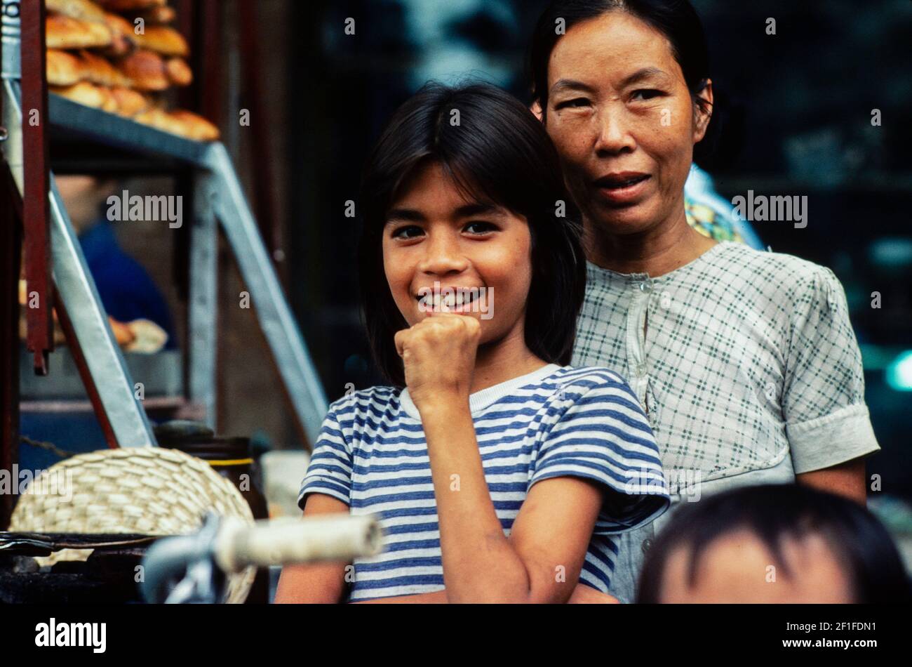 Madre e figlia, figli Amerasiani nati da madri vietnamite e padri americani, ho Chi Minh City, Vietnam, giugno 1980 Foto Stock