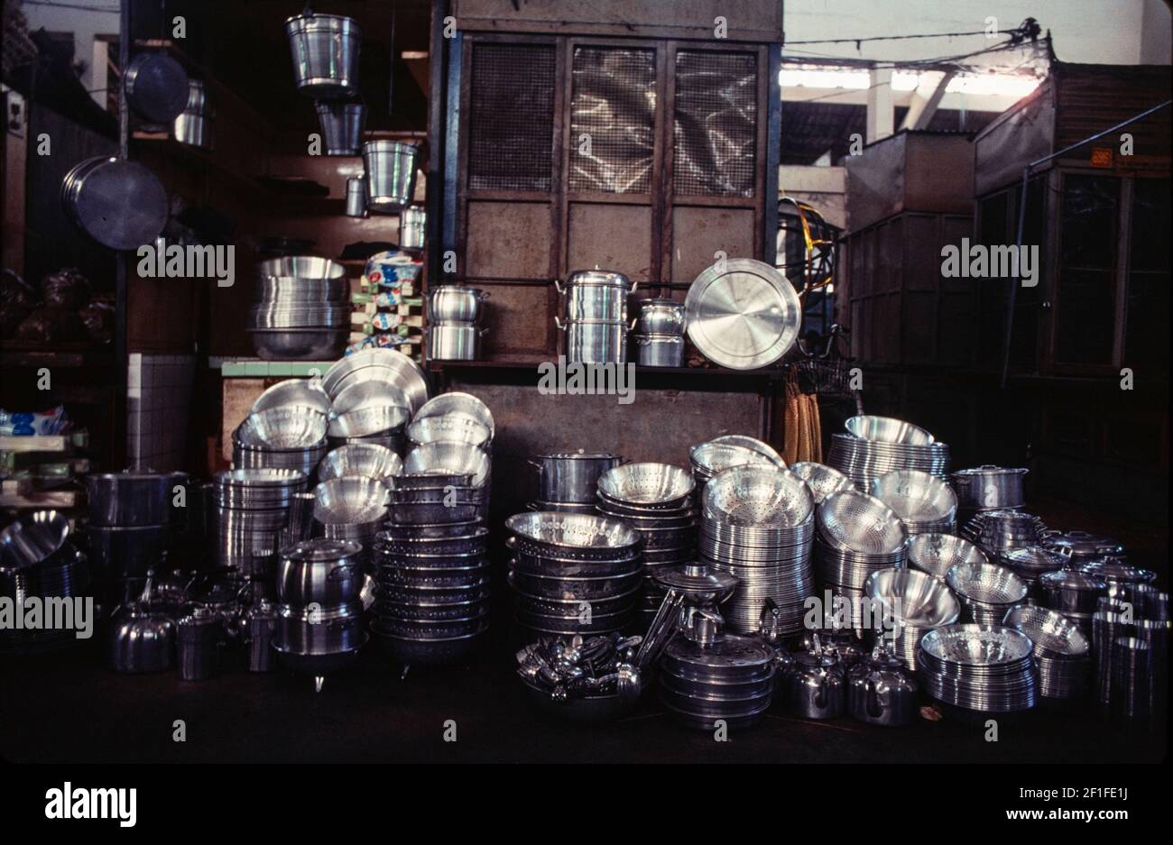 Pentole e padelle in vendita nel mercato principale, ho Chi Minh City, Vietnam, giugno 1980 Foto Stock