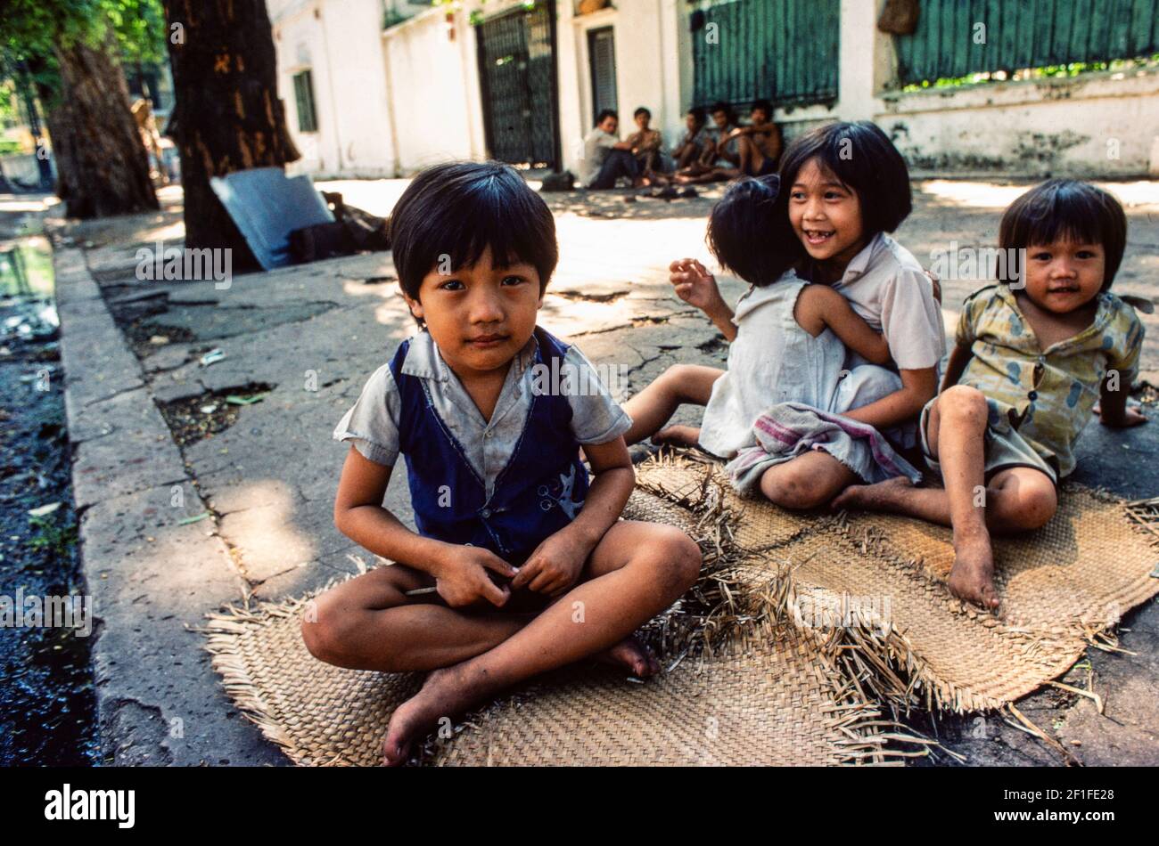 Bambini di un venditore di strada, ho Chi Minh City, Vietnam, 1980 giugno Foto Stock
