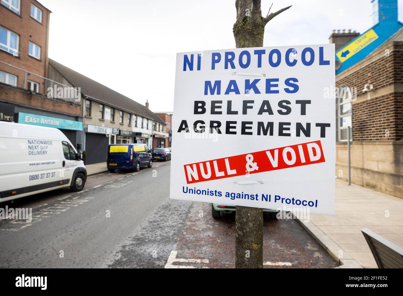 Un segno degli Unionisti contro il protocollo NI sulla Main Street a Larne con il testo: "Il protocollo NI rende nullo e nullo l'accordo di Belfast (noto anche come accordo GFA o Good Friday)". Data immagine: Lunedì 8 marzo 2021. Foto Stock