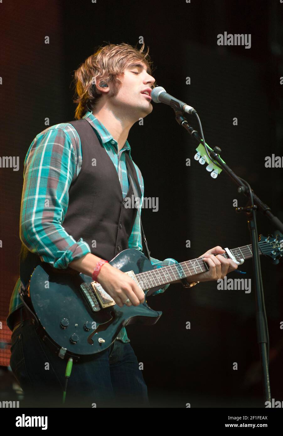 Cantautrice inglese di Singer, Charlie Simpson, ex Busted e Fightstar, si esibisce al Greenbelt Festival, Regno Unito nel 2012 Foto Stock