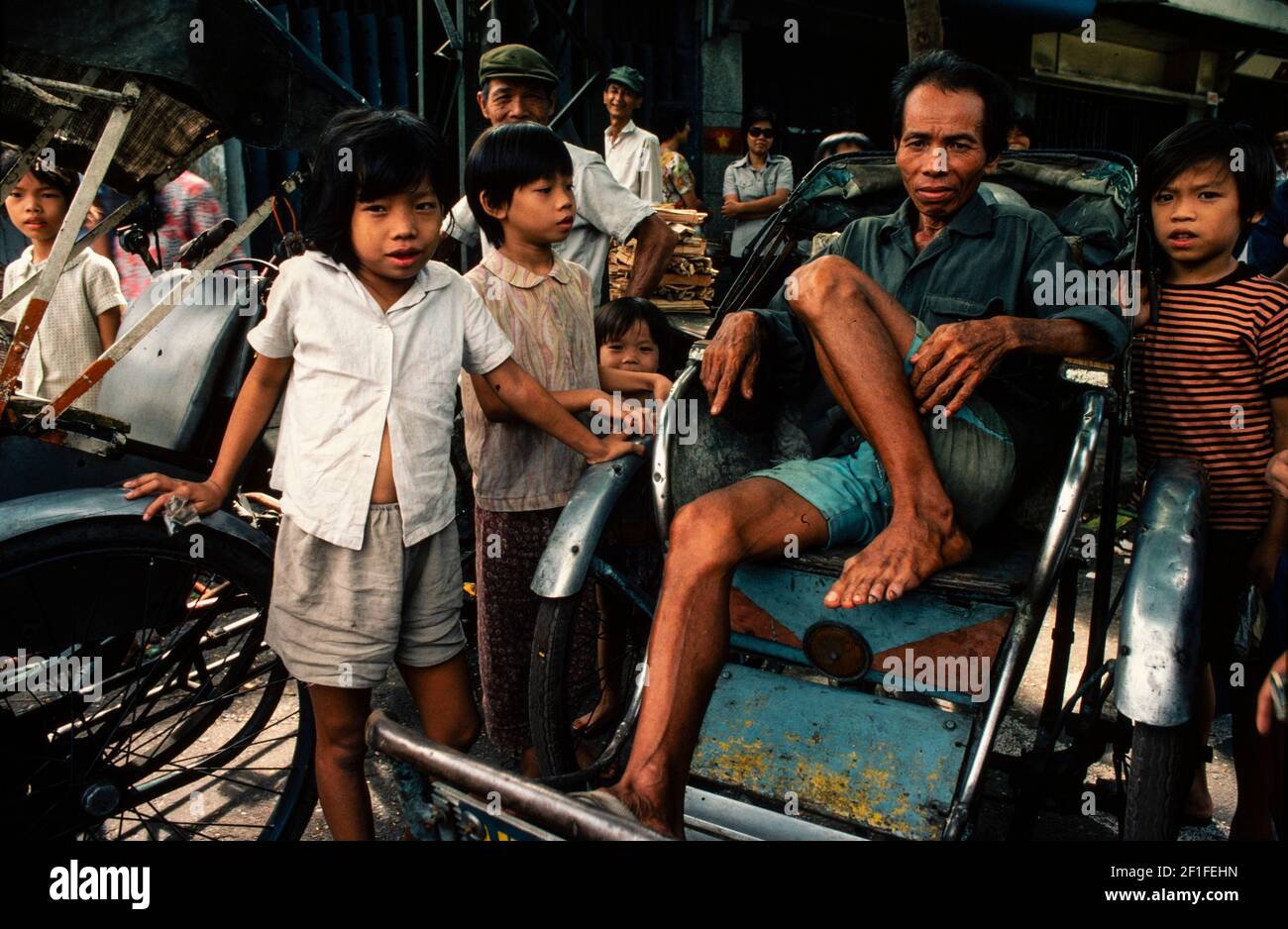 Un autista di pedel ciclo in attesa dei passeggeri, ho Chi Minh City, Vietnam, 1980 giugno Foto Stock