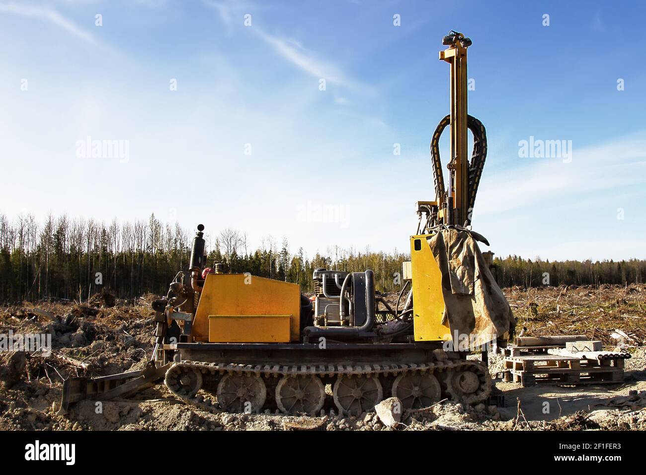 Mini-carro di perforazione su cingolato su sito di foresta segata dove sarà  costruita un'impresa su larga scala, lavori di prospezione, dragaggio e  ricerca del suolo (così Foto stock - Alamy