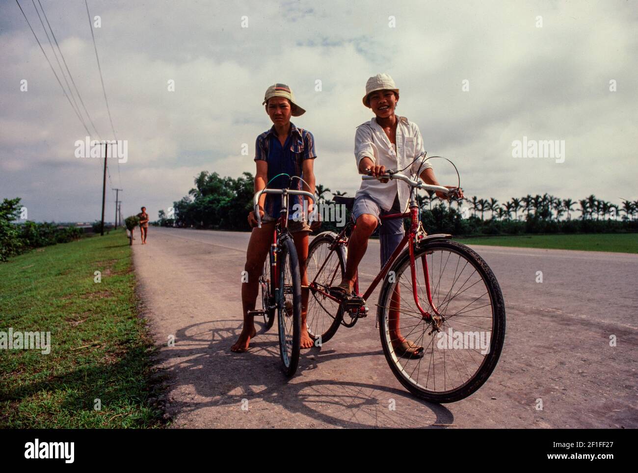 Ragazzi sulle loro moto, Vietnam rurale del Sud, 1980 giugno Foto Stock