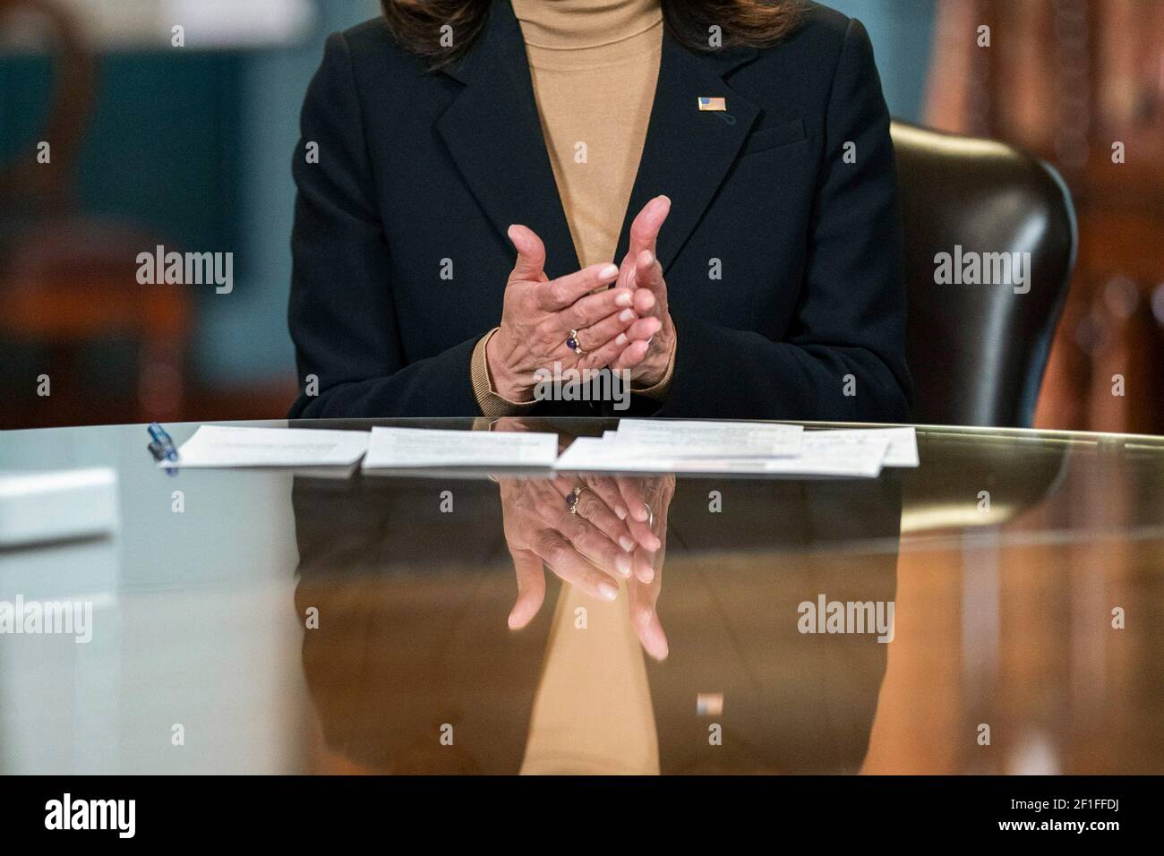 Il Vice Presidente degli Stati Uniti Kamala Harris, durante un'intervista con il Today Show sulla televisione della NBC nell'ufficio cerimoniale dell'Eisenhower Executive Office Building alla Casa Bianca il 17 febbraio 2021 a Washington, D.C. Foto Stock