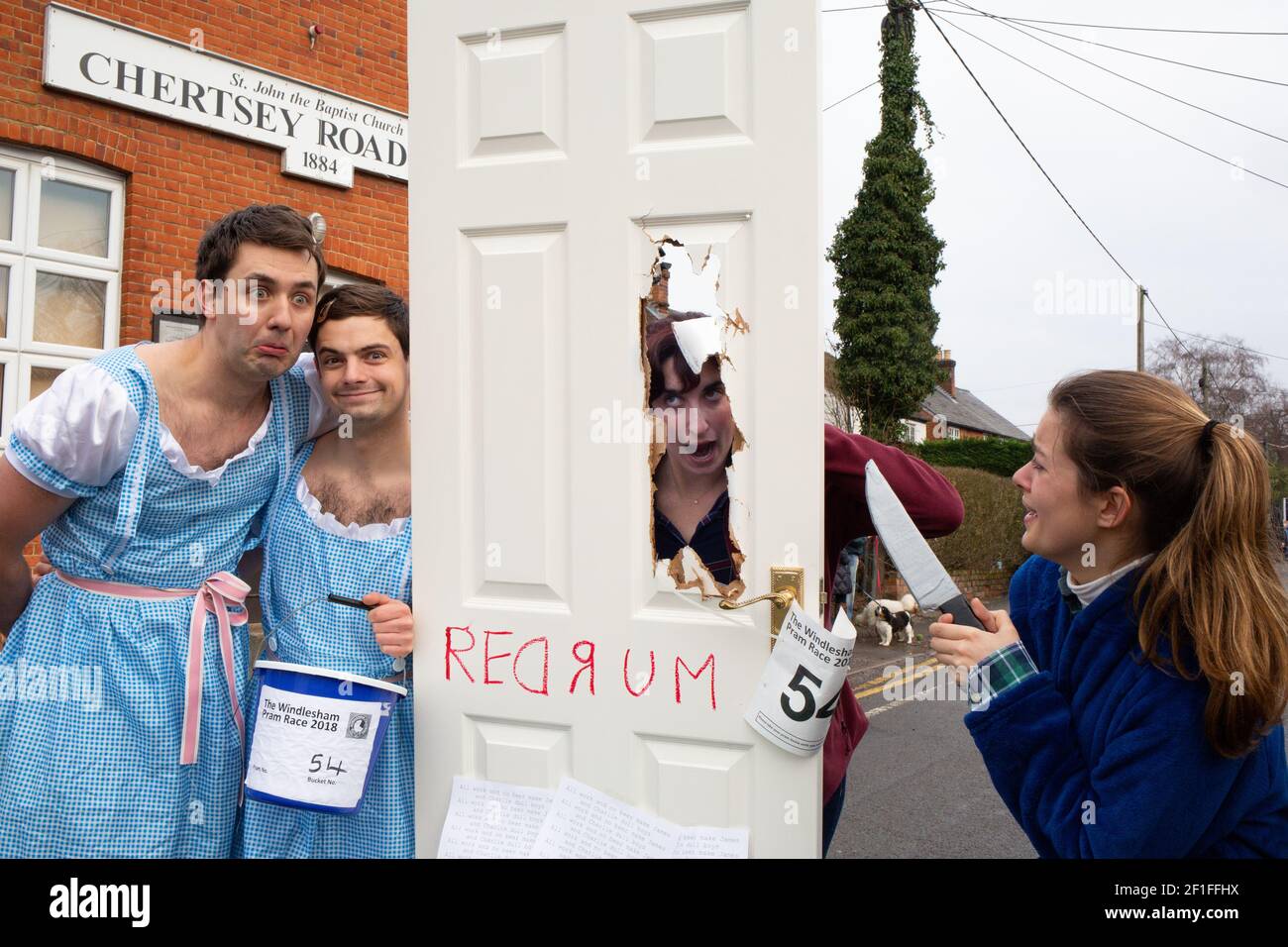 I concorrenti prendono parte all'annuale Windlesham Boxing Day PRAM Race in abbigliamento elegante. L'evento benefico iniziato oltre 40 anni fa vede i corridori completare un percorso di 3.5 miglia attraverso il villaggio di Windlesham in Surrey fermandosi presso i pub locali lungo il tragitto. Il credito fotografico dovrebbe essere: Katie Collins/EMPICS/Alamy Foto Stock