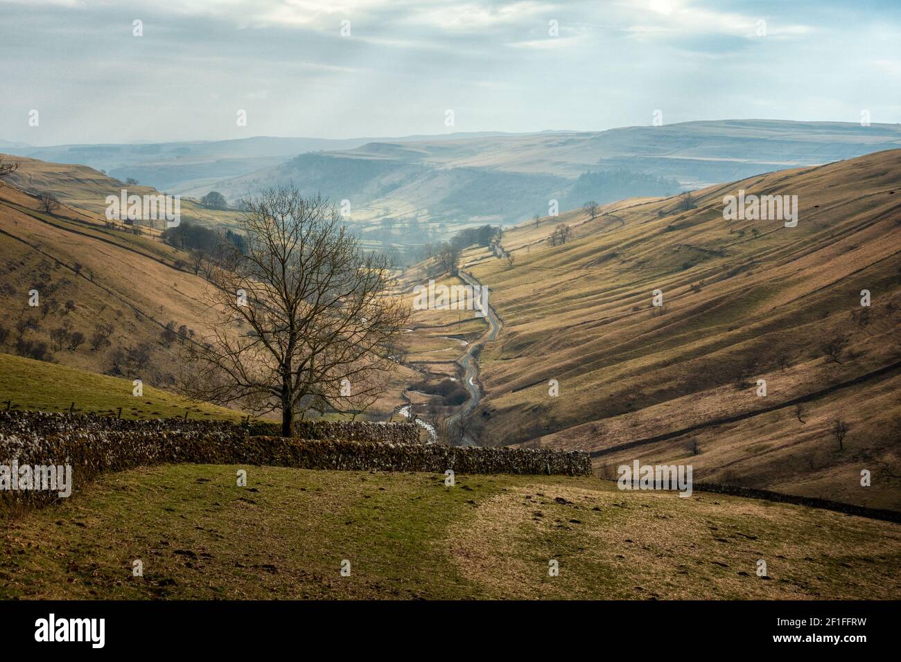 Paesaggi ciclistici del Regno Unito: Guardando giù Cam Gill Road verso Kettlewell. Una ripida strada di campagna meglio conosciuta dai ciclisti come il famoso Parco eruzione salita Foto Stock
