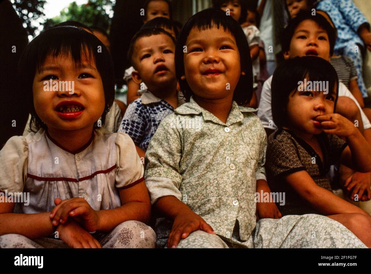 Le infermiere creche presso l'ospedale pediatrico, ho Chi Minh City, Vietnam, giugno 1980 Foto Stock