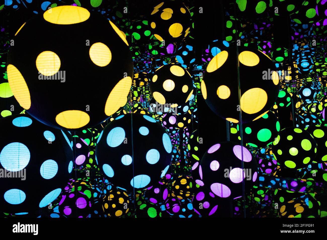 The Infinity Mirrored Room creato da Yayoi Kusama e esposto alla galleria Victoria Miro di Londra. Il credito fotografico dovrebbe essere: Katie Collins/EMPICS/Alamy Foto Stock