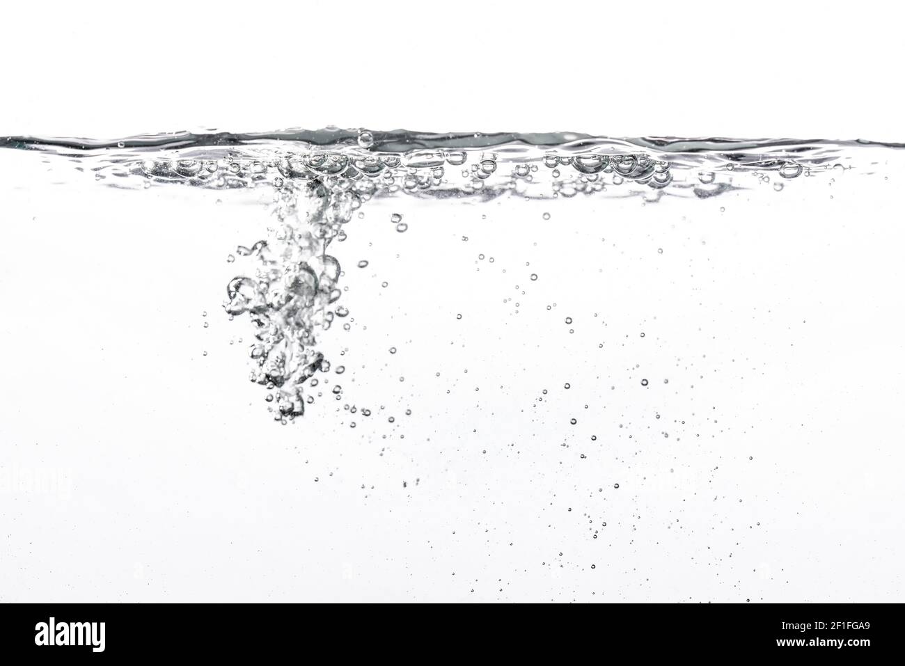 Acqua versata nel serbatoio, bolle e schizzi visibili su sfondo bianco Foto Stock