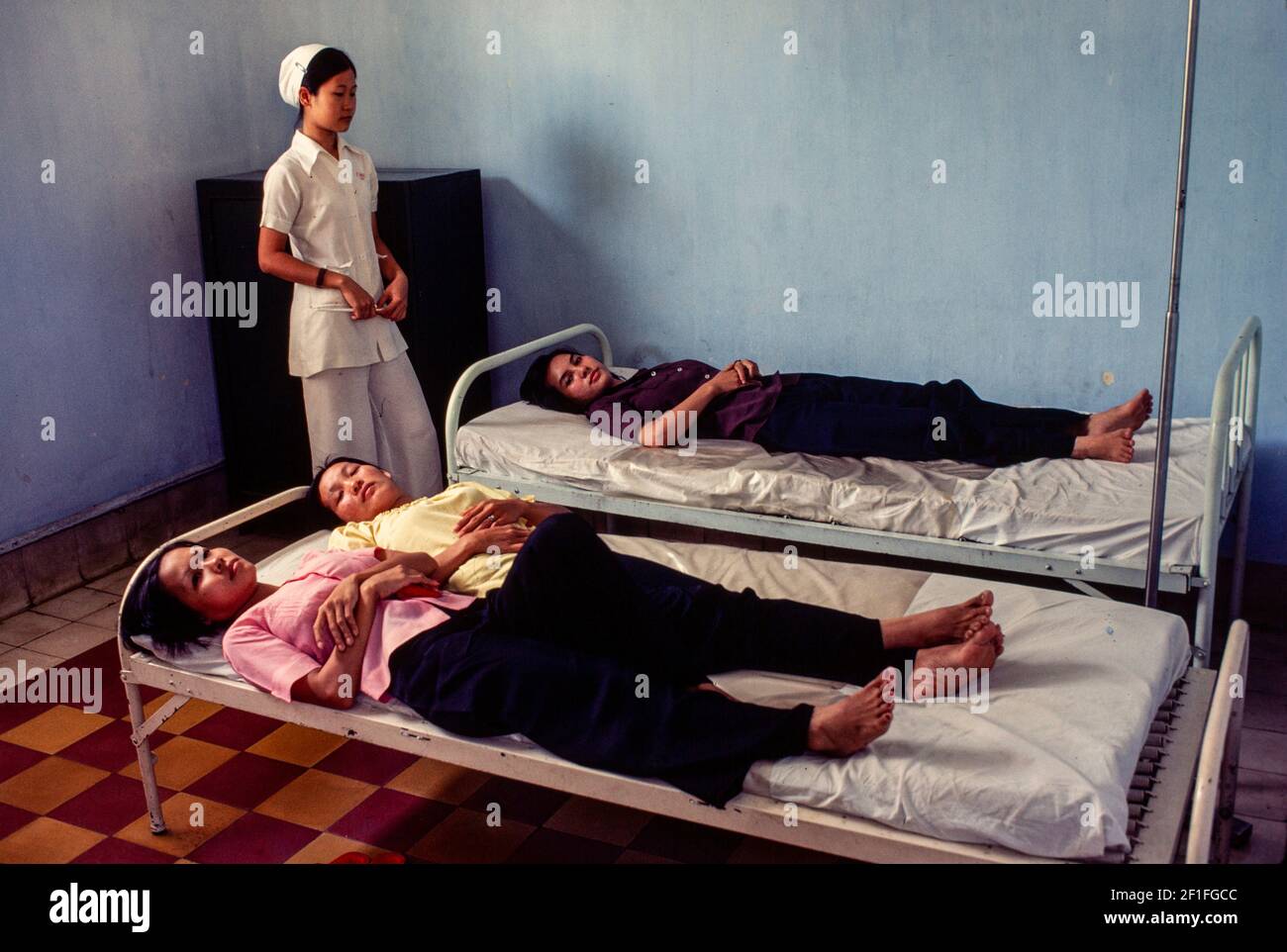 Le donne si rilassano dopo aver montato un IUD alla Clinica di controllo delle nascite, ho Chi Minh City, Vietnam, Giugno 1980 Foto Stock