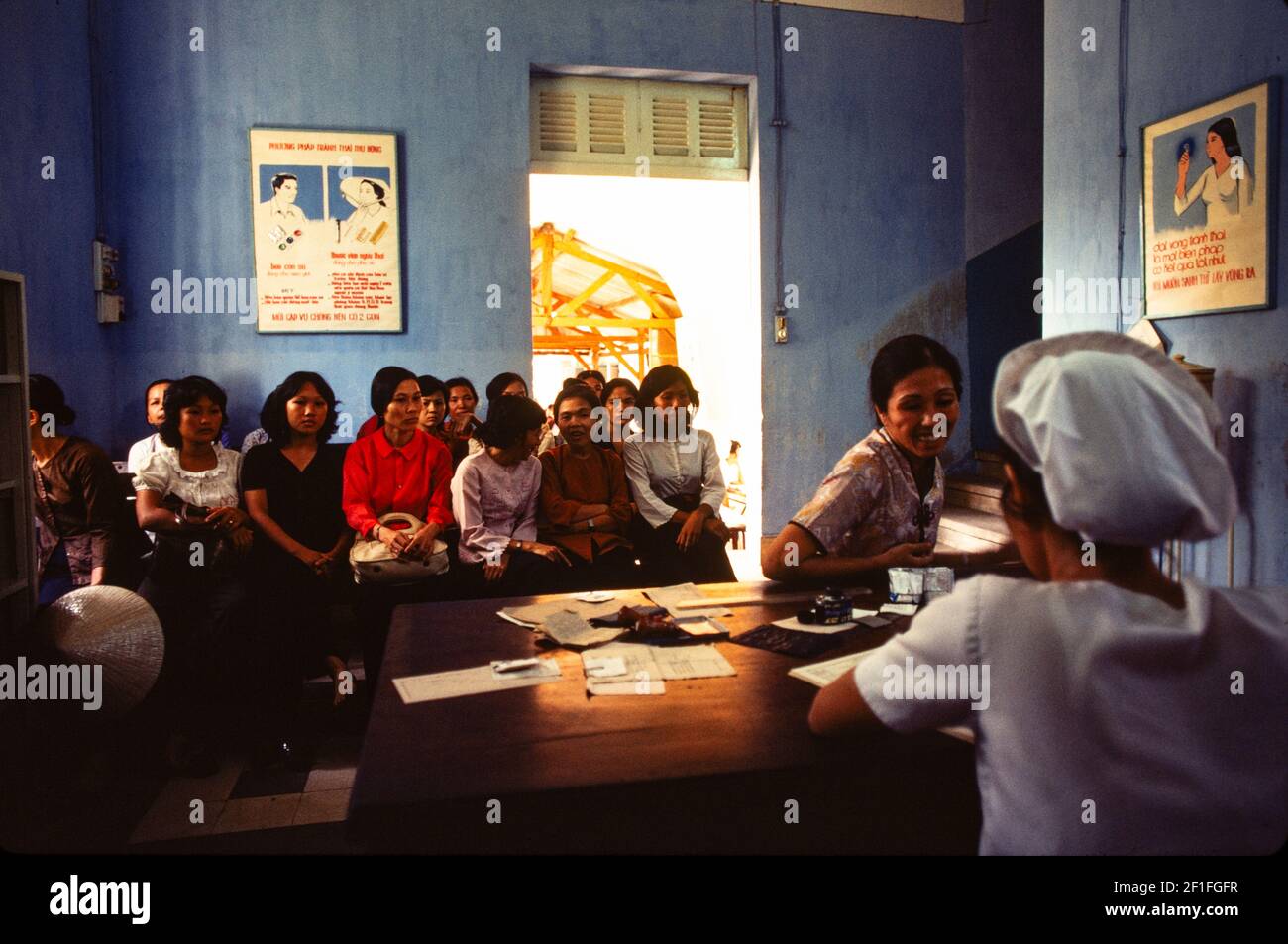 Donne in coda per i loro appuntamenti alla Clinica di controllo delle nascite, ho Chi Minh City, Vietnam, giugno 1980 Foto Stock