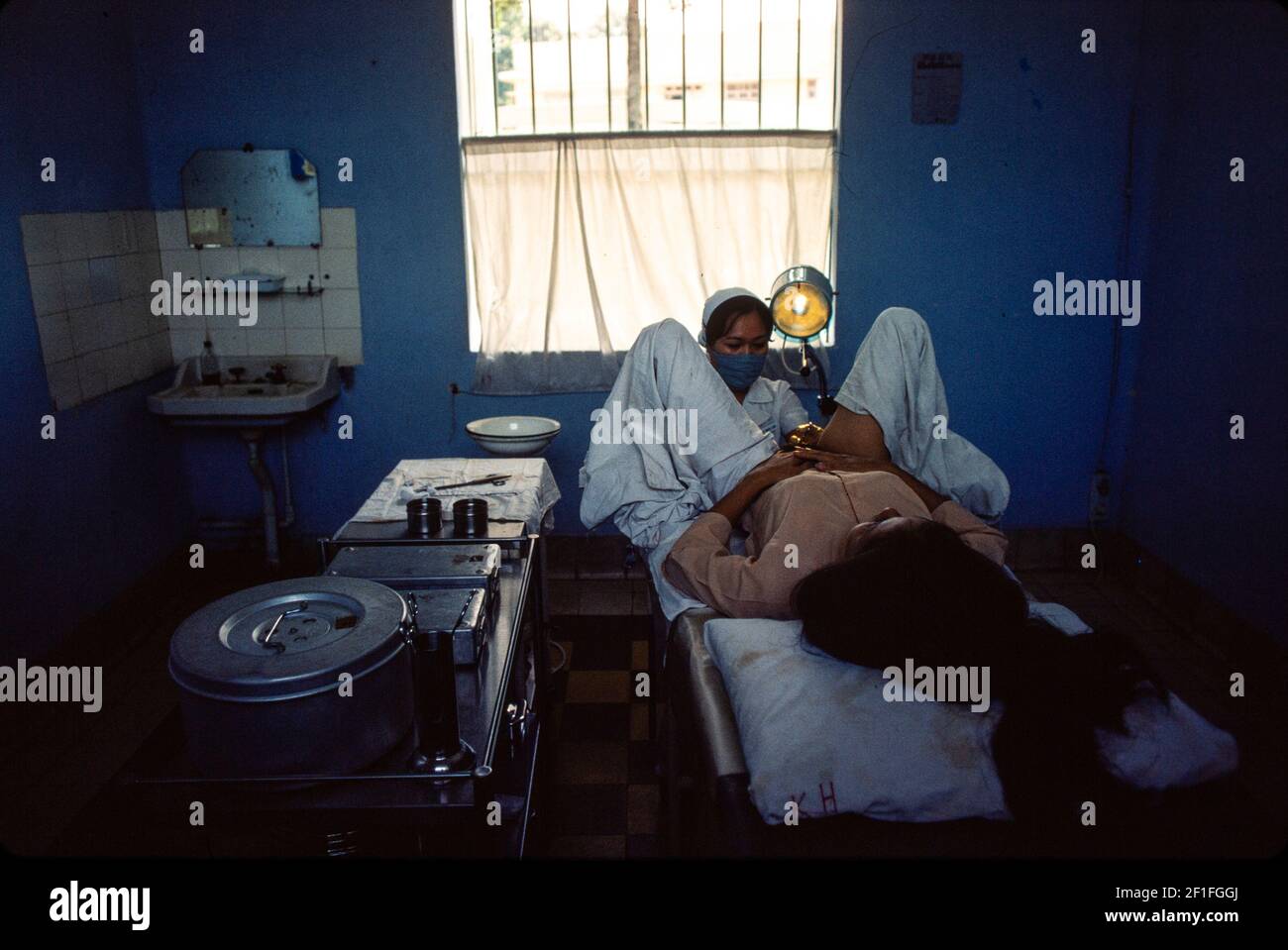 Una donna che ha un IUD montato alla clinica di controllo delle nascite, ho Chi Minh City, Vietnam, giugno 1980 Foto Stock