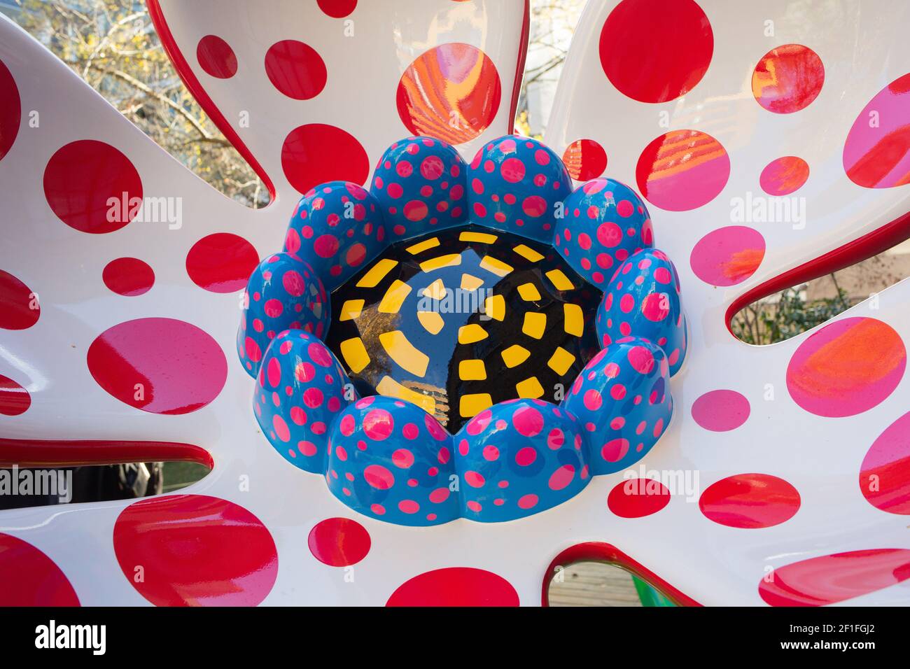 Un primo piano di uno dei pezzi della mostra 'Fiori che parlano tutto del Mio cuore dato al cielo' creato da Yayoi Kusama e in mostra alla galleria Victoria Miro a Londra. Il credito fotografico dovrebbe essere: Katie Collins/EMPICS/Alamy Foto Stock