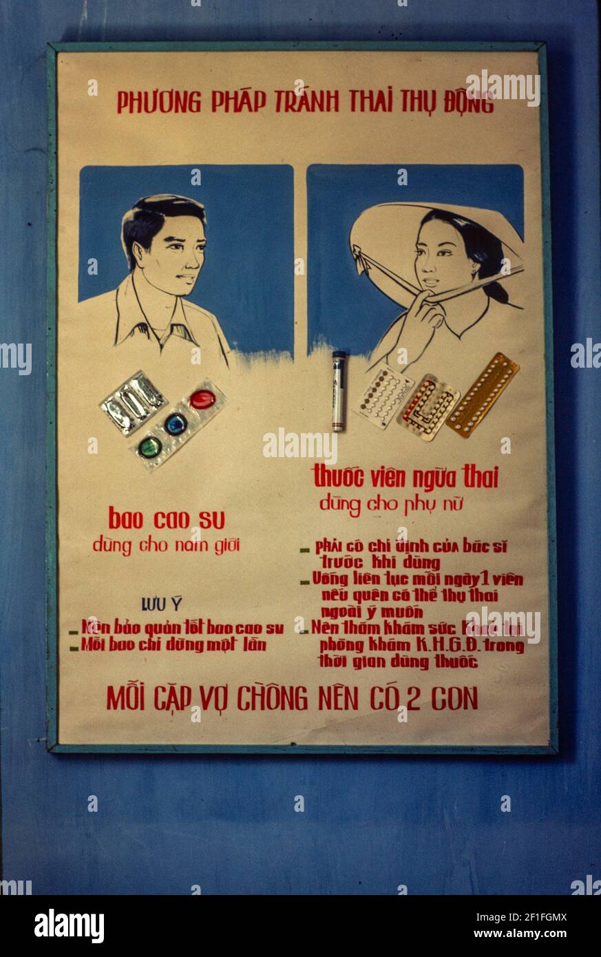 Un poster che promuove la contraccezione presso la Clinica di controllo delle nascite, ho Chi Minh City, Vietnam, giugno 1980 Foto Stock