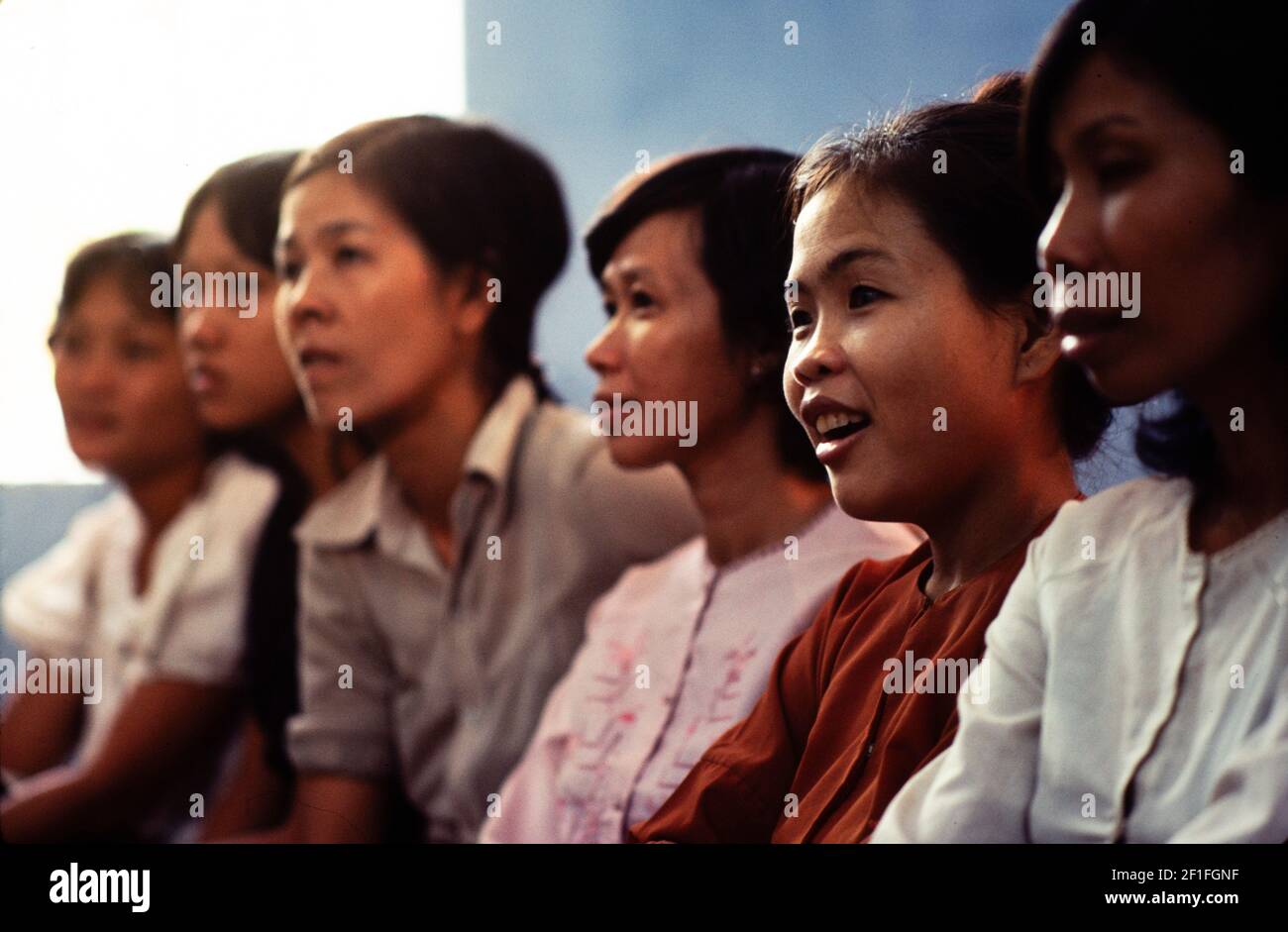 Donne in coda per i loro appuntamenti alla Clinica di controllo delle nascite, ho Chi Minh City, Vietnam, giugno 1980 Foto Stock