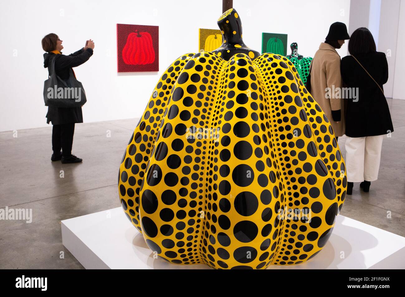 Opere d'arte 'Pumpkins' create da Yayoi Kusama e esposte alla galleria Victoria Miro di Londra. Il credito fotografico dovrebbe essere: Katie Collins/EMPICS/Alamy Foto Stock