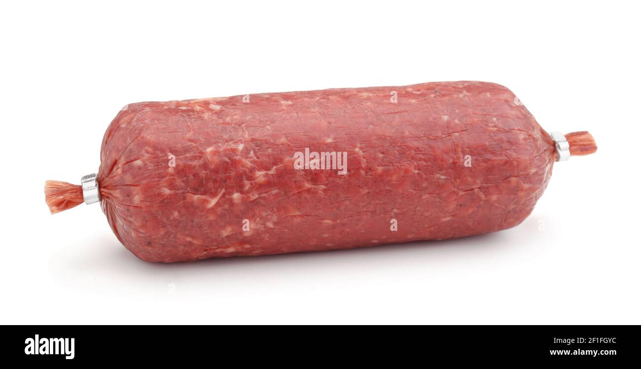 Un salame affumicato intero isolato su bianco. Foto Stock