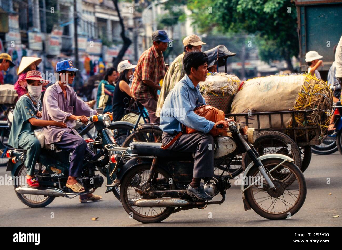 Le motociclette dominano il traffico intenso nella città centrale di ho Chi Minh, ottobre 1995 Foto Stock