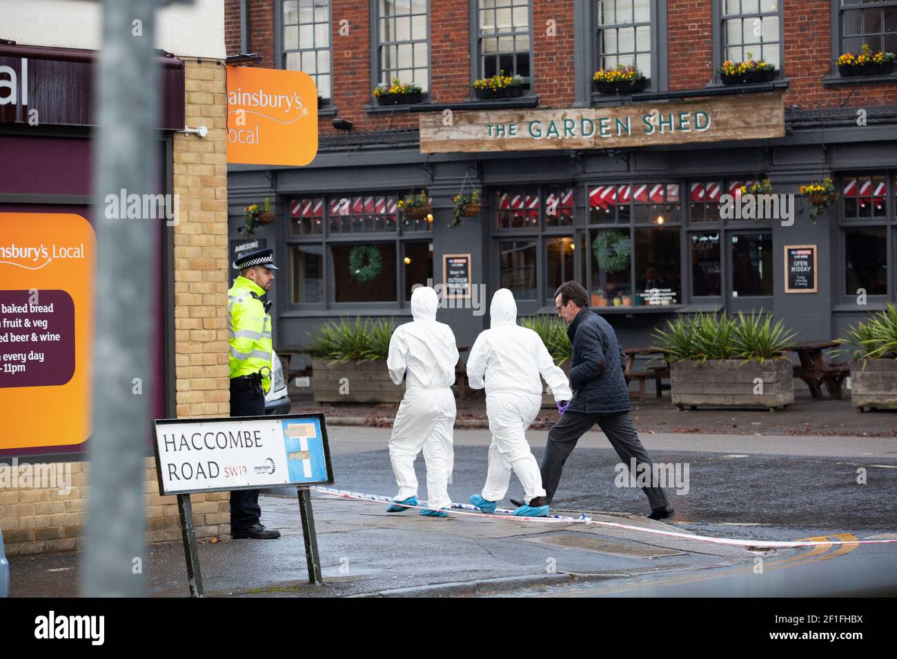 Scene di ufficiali del crimine raffigurate vicino al Garden Shed pub su Haydons Road, Wimbledon, a seguito di un'operazione di polizia e di sparare nella zona il 3 dicembre 2018. Il credito fotografico dovrebbe essere: Katie Collins/EMPICS/Alamy Foto Stock