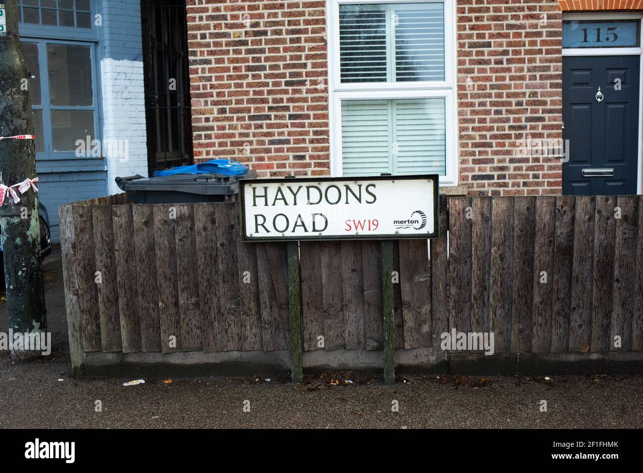 Una visione generale di un cartello su Haydons Road, Wimbledon, a seguito di un'operazione di polizia e di sparare nella zona il 3 dicembre 2018. Il credito fotografico dovrebbe essere: Katie Collins/EMPICS/Alamy Foto Stock