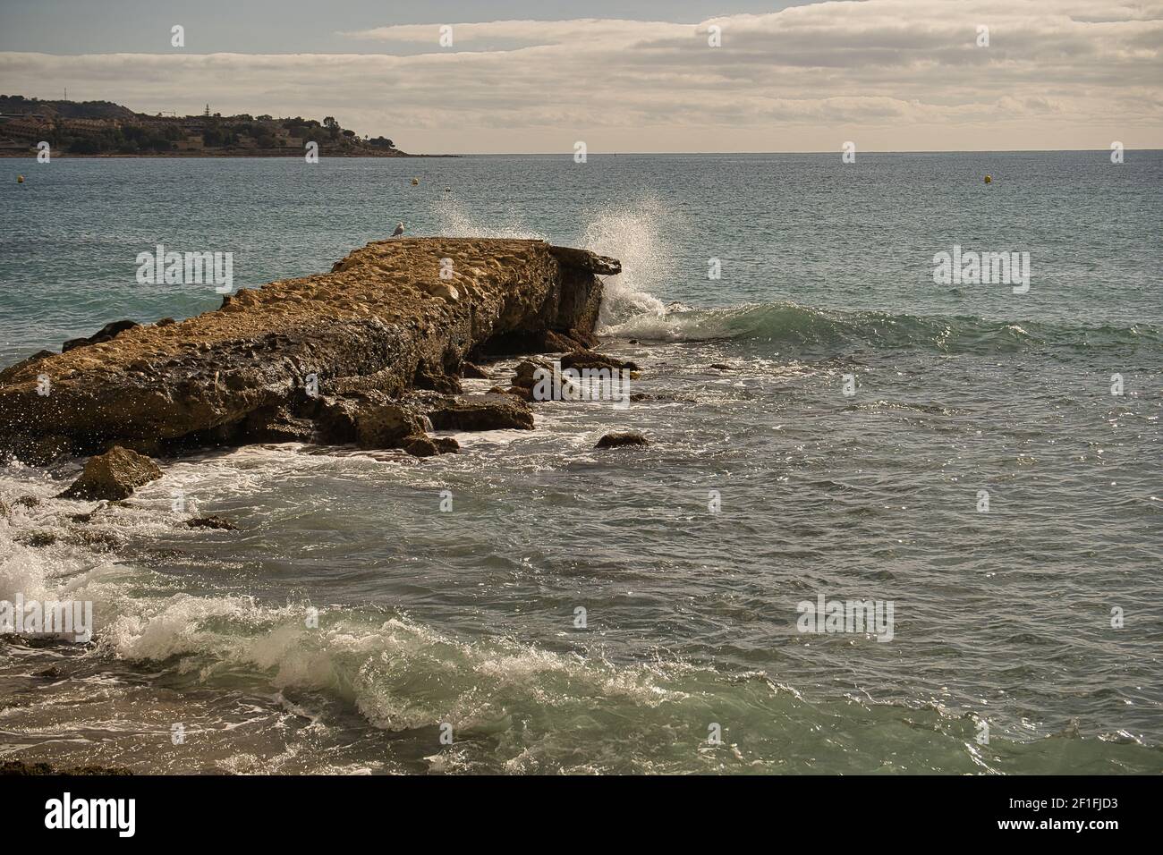 Mare onde lasco linea impatto roccia sulla spiaggia, situato ad Alicante, Spagna, Foto Stock