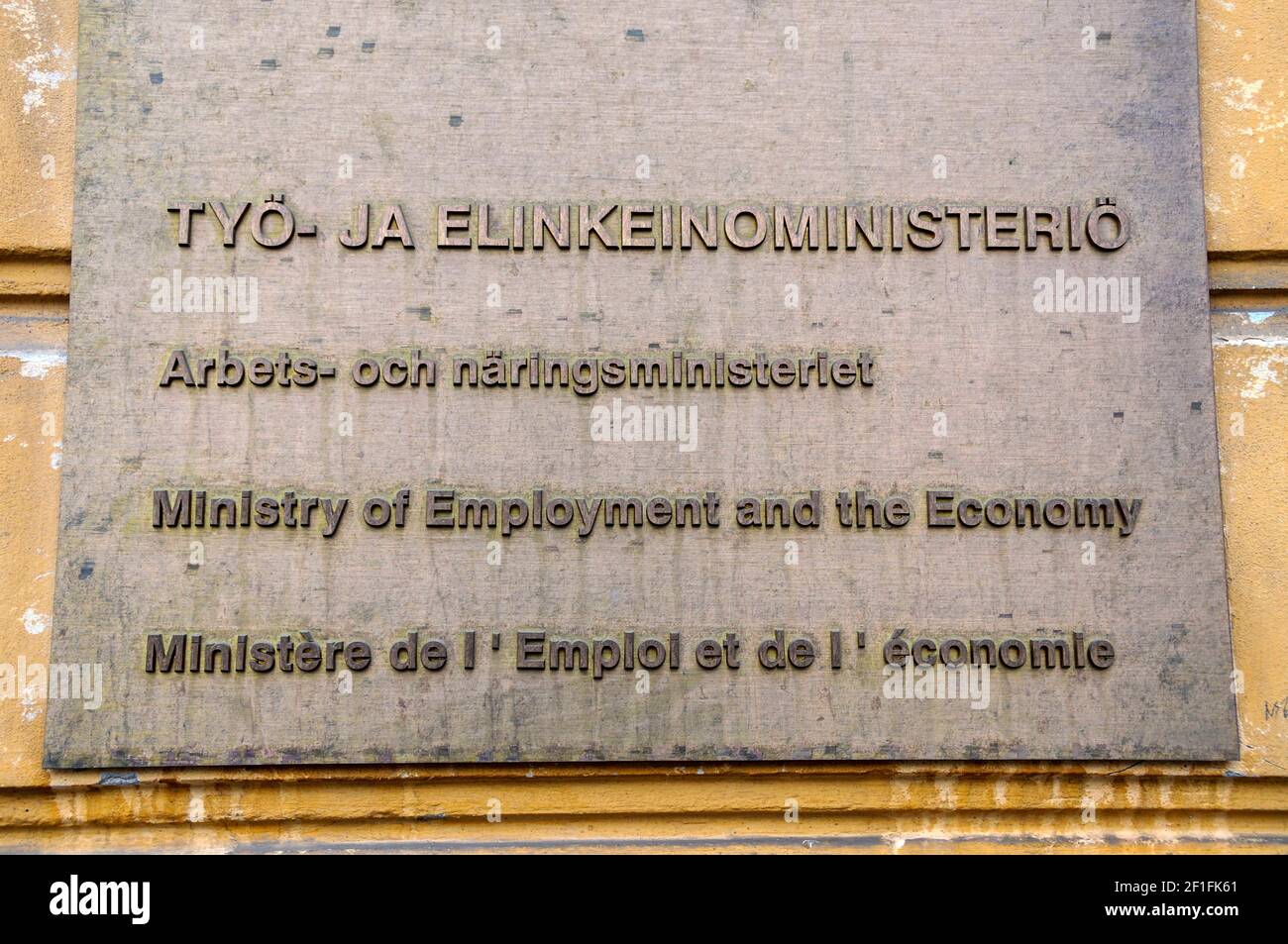 Una targa a muro del Ministero dell'occupazione e dell'economia di Helsinki, Finlandia Foto Stock