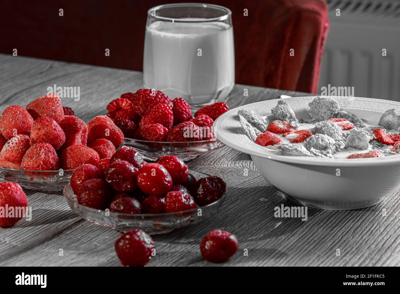 Colazione con cereali e frutta rossa Foto Stock