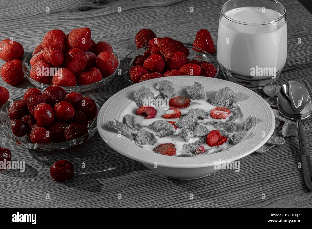 Colazione con cereali e frutta rossa Foto Stock