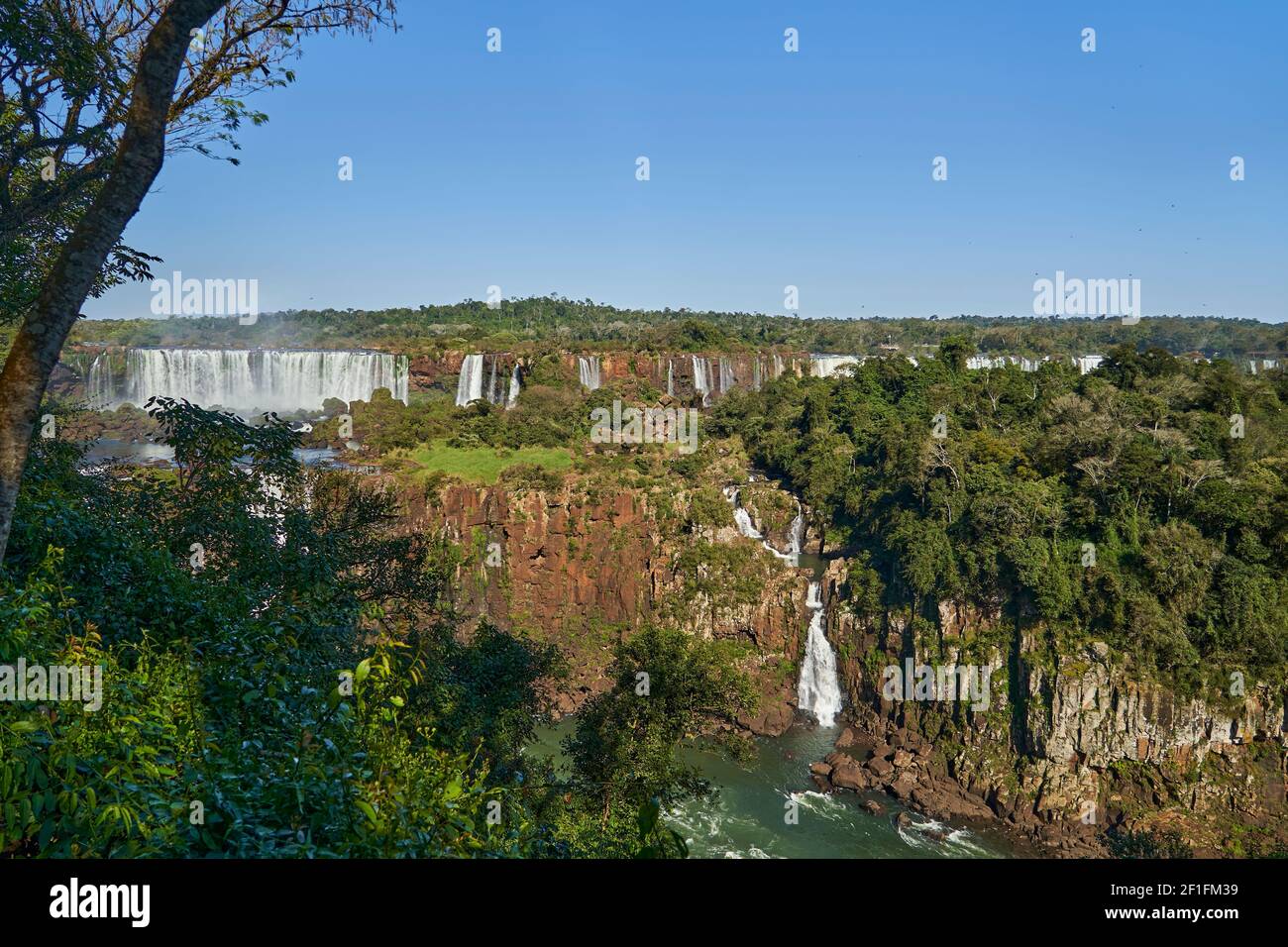 Le Cascate di Iguazu o le Cascate di Iguacu, al confine tra Argentina e Brasile, sono le cascate più grandi del mondo. Cascata molto alta con acqua bianca in b Foto Stock